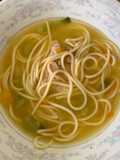 Sopa de pollo y fideos