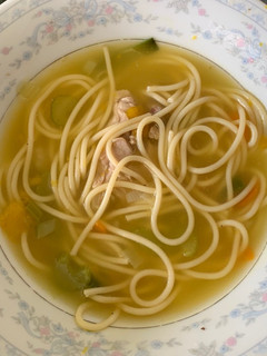 Una foto de Sopa de pollo y fideos