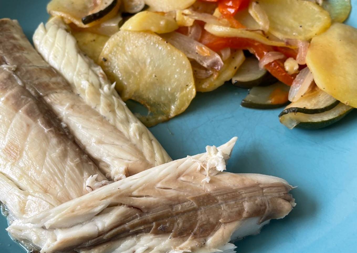 Lubina al horno con patatas y verduras