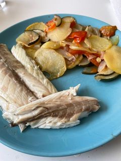 Una foto de Lubina al horno con patatas y verduras
