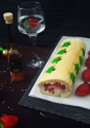 A picture of Strawberry Vanilla Roll Cake.