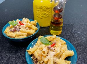 Una foto de Rigatoni a la carbonara con alcachofas