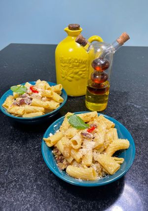 Una foto de Rigatoni a la carbonara con alcachofas