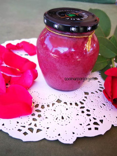 Una foto de Mermelada de pétalos perfumados de rosa