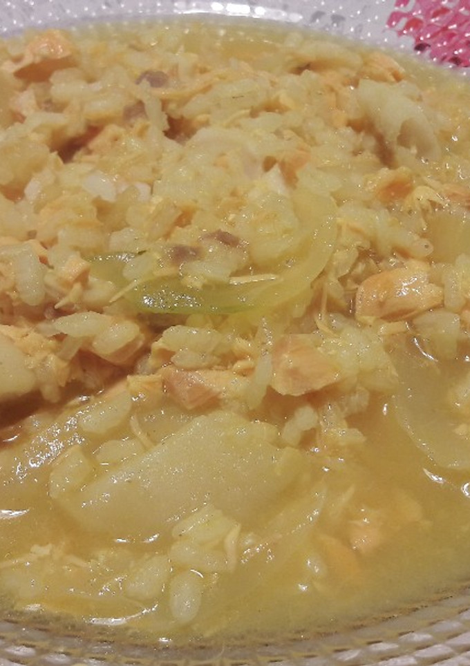 Una foto de Arroz con salmón y merluza a la cúrcuma