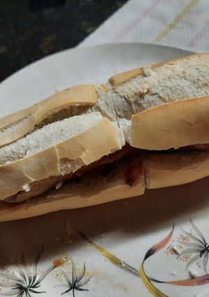 Una foto de Chori pan callejero con salsa