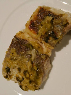 Una foto de Merluza a la plancha con salsa de ajo y perejil