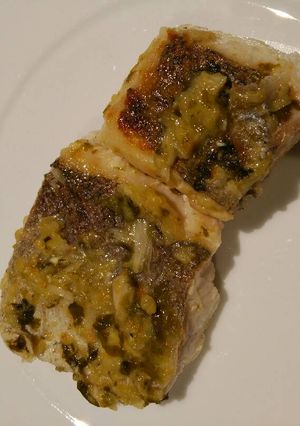 Una foto de Merluza a la plancha con salsa de ajo y perejil