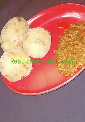 A picture of Boiled sweet potatoes with daddawa sauce(locust beans).