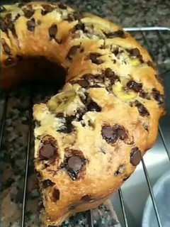Una foto de Budín de banana y chips de chocolate 🍌🍫
