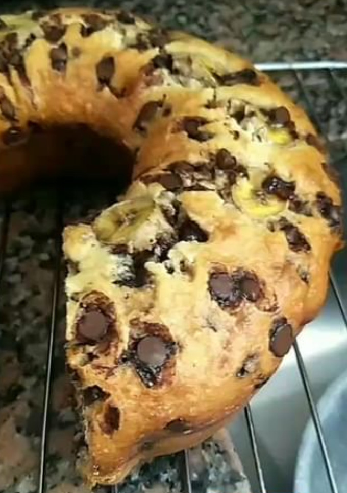 Una foto de Budín de banana y chips de chocolate 🍌🍫