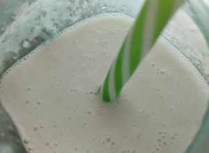 Una foto de Bebida de guanábana, avena y leche🥛🍯🥯