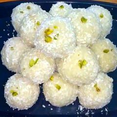 A picture of No mawa/no condensed milk coconut ladoo.