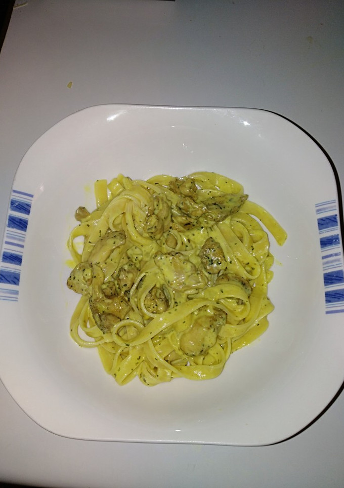 Una foto de Tallarines con pollo al curry