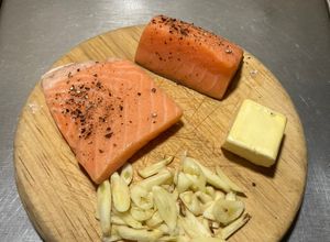 Una foto de Salmón al Ajo 🧄 con mantequilla 🧈