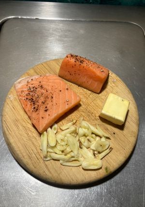 Una foto de Salmón al Ajo 🧄 con mantequilla 🧈