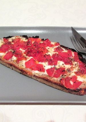 Una foto de Pan Rustik Bakery con mozzarella y tomates al horno