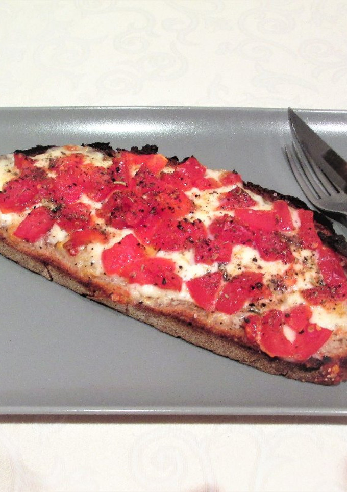 Una foto de Pan Rustik Bakery con mozzarella y tomates al horno
