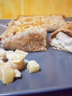 Una foto de Wrap de pollo, manzana caramelizada y queso de cabra