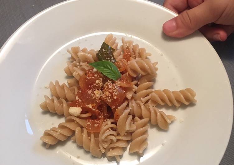 Whole grain fusilli pasta with tomato basil sauce