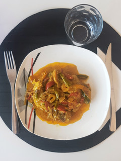 Una foto de Pollo al curry con leche de coco y verduritas