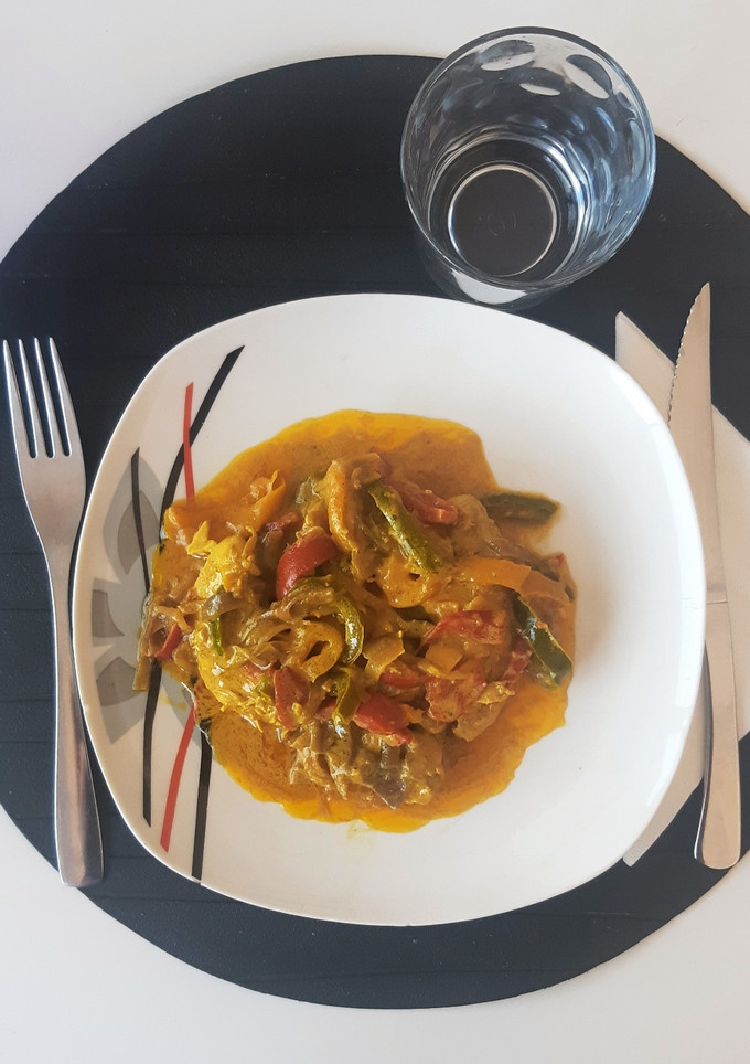 Una foto de Pollo al curry con leche de coco y verduritas