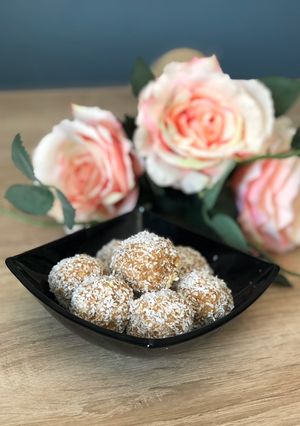 O poză a rețetei Cake pops cu unt de arahide și cireșe.