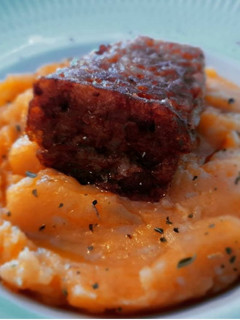 Una foto de Lingote de pies de cerdo con patatas revolconas