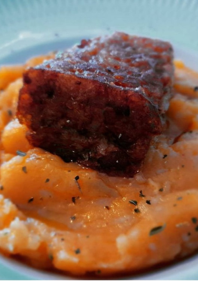 Una foto de Lingote de pies de cerdo con patatas revolconas