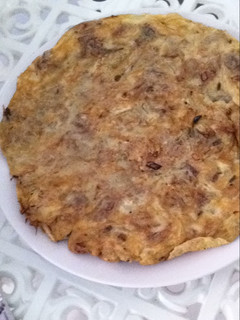 Una foto de Tortilla de alcachofas con cebolla