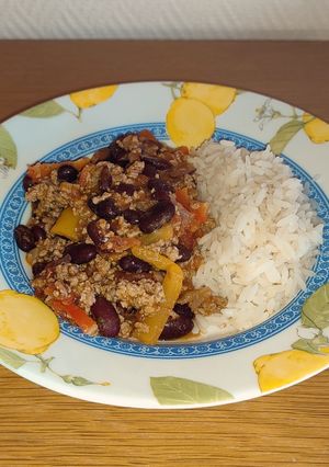 Une photo de Chili con carne et riz