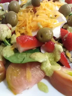 Foto principal de Ensalada variada con mahonesa de aguacate