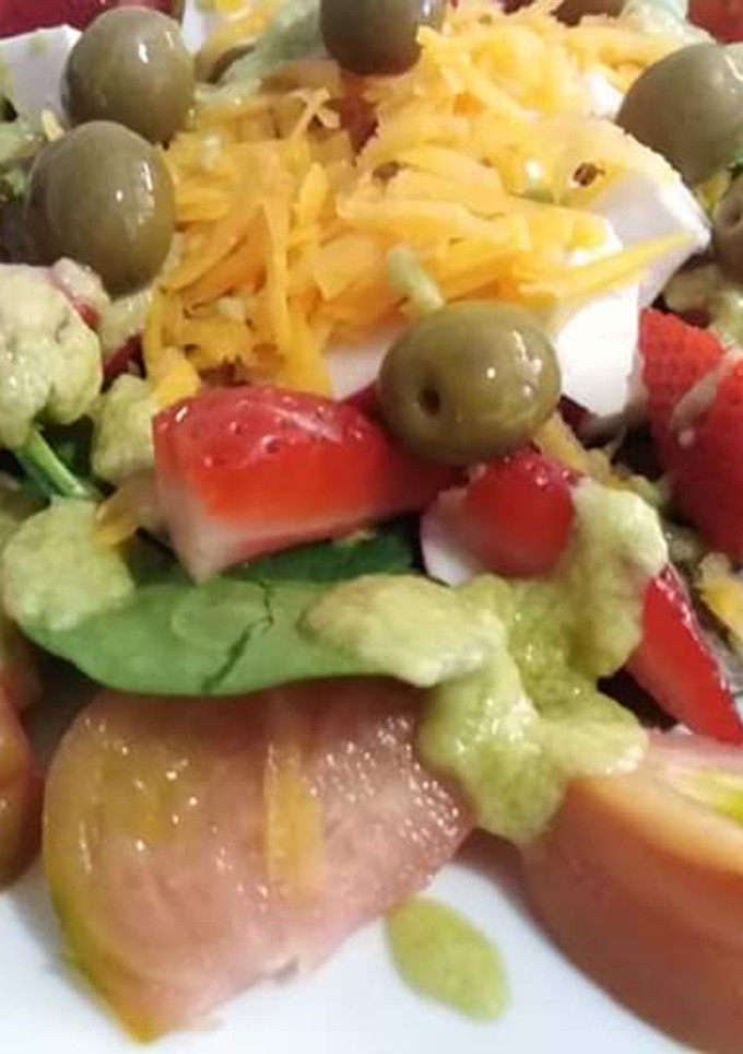 Una foto de Ensalada variada con mahonesa de aguacate