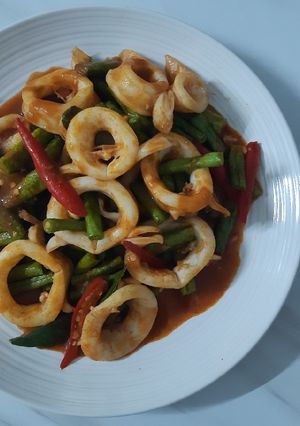 รูปของ "ปลาหมึกผัดพริกแกง" Stir Fried Squids with Red Curry Paste🌶🦑🌿