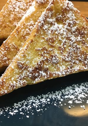 A picture of French Toast.
