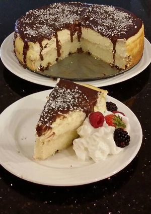 A picture of Boston Cream Pie Cheesecake.