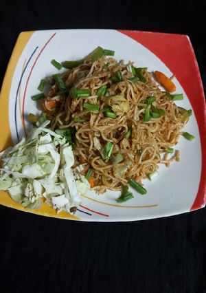 વેજીટેબલ હક્કા નુડલ્સ(veg hakka noodles recipe in Gujarati) રેસીપી મુખ્ય ફોટો