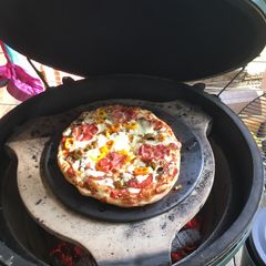 A picture of Pizza on the Big Green Egg.