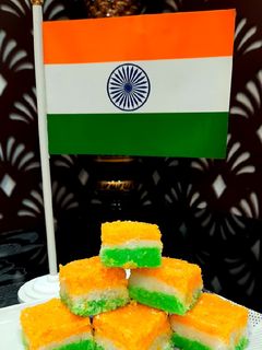 તિરંગી કોકોનટ બરફી (Trirangi coconut Barafi Recipe In Gujarati) રેસીપી મુખ્ય ફોટો