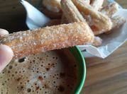 Una foto de churros con aceite