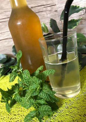 Une photo de Sirop de menthe maison avec la menthe du jardin