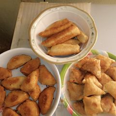 A picture of Samosa, meat pie and meat roll.