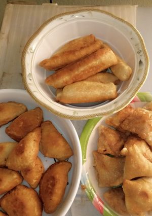 A picture of Samosa, meat pie and meat roll.