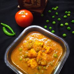 A picture of ढाबा स्टाइल मटर पनीर.
