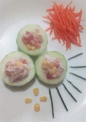 Una foto de Pepino relleno de atún