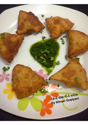 સમોસા(Samosa Recipe in Gujarati) રેસીપી મુખ્ય ફોટો