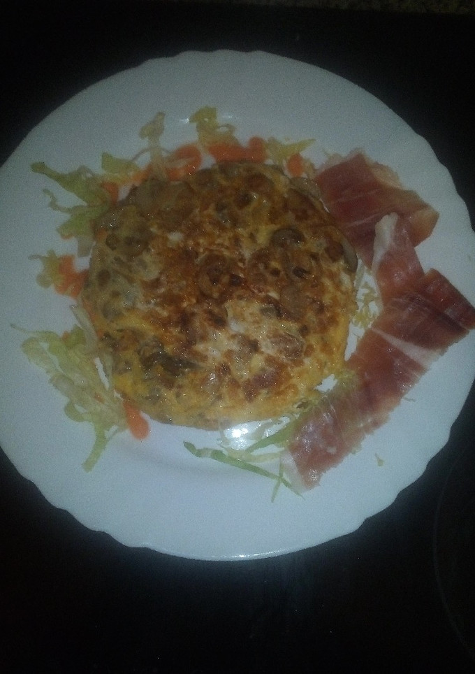 Una foto de Tortilla de champiñones con jamón