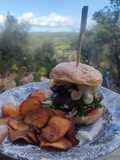 Hamburguesa con Sobrasada Picante Mallorquina, huevos de codorniz y un toque Griego con queso Feta