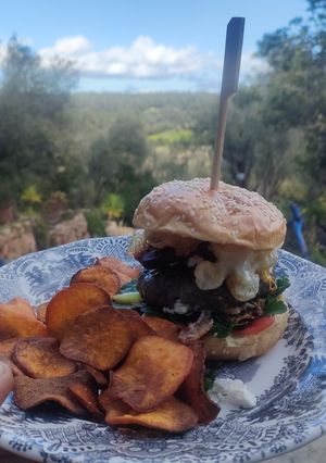 Una foto de Hamburguesa con Sobrasada Picante Mallorquina, huevos de codorniz y un toque Griego con queso Feta