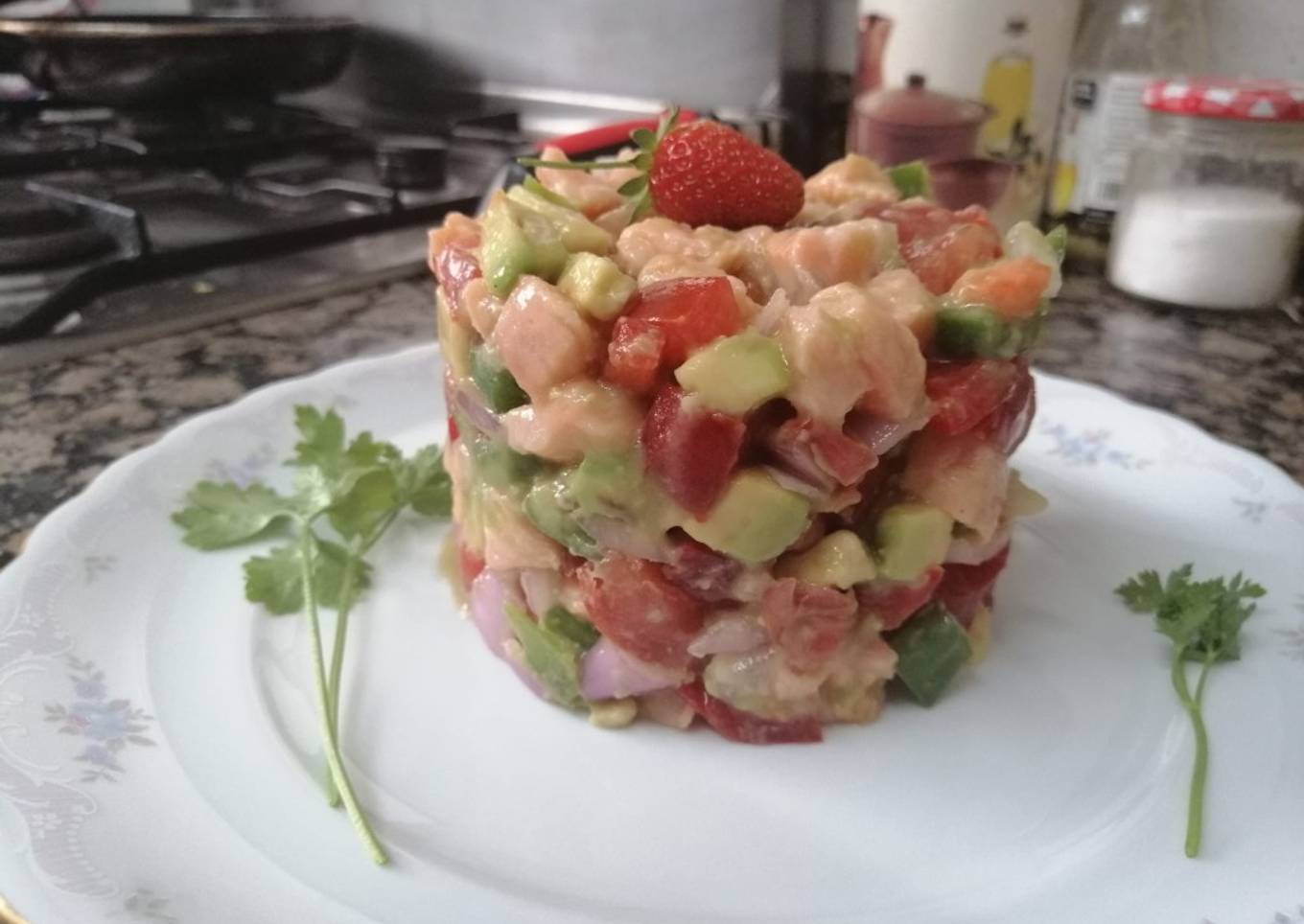 Tartar de salmón, aguacate y verduritas